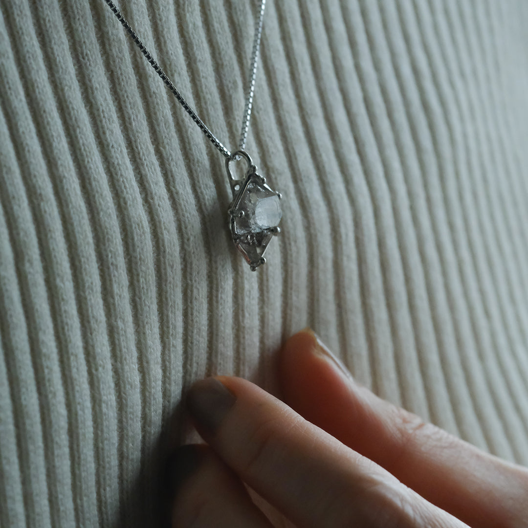 ［装身具LCF］原石水晶の首飾り