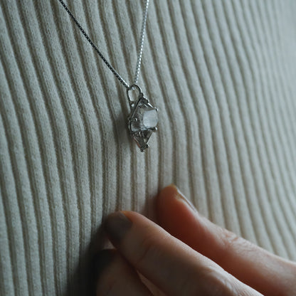 ［装身具LCF］原石水晶の首飾り