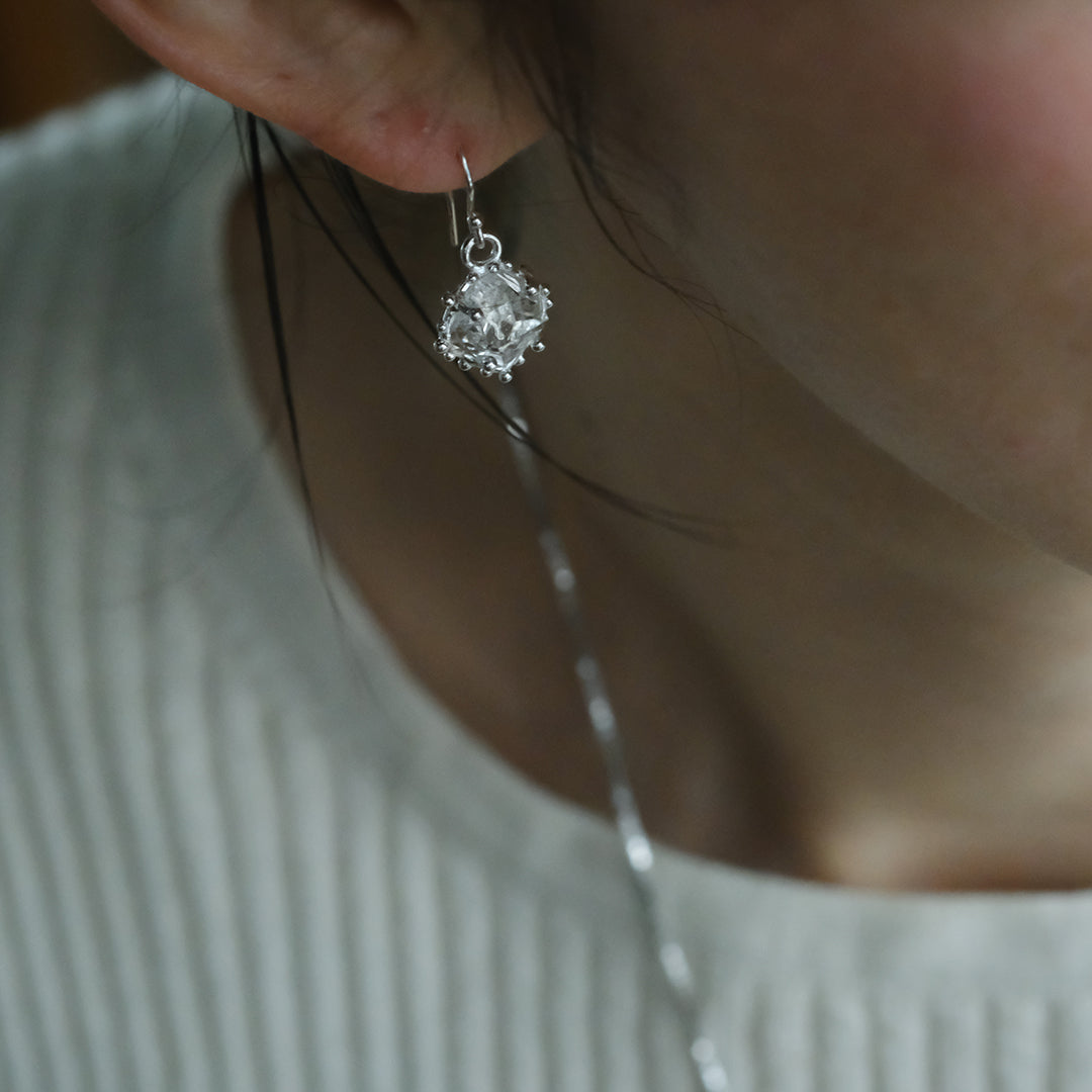 ［装身具LCF］原石水晶のぶらさがりピアス