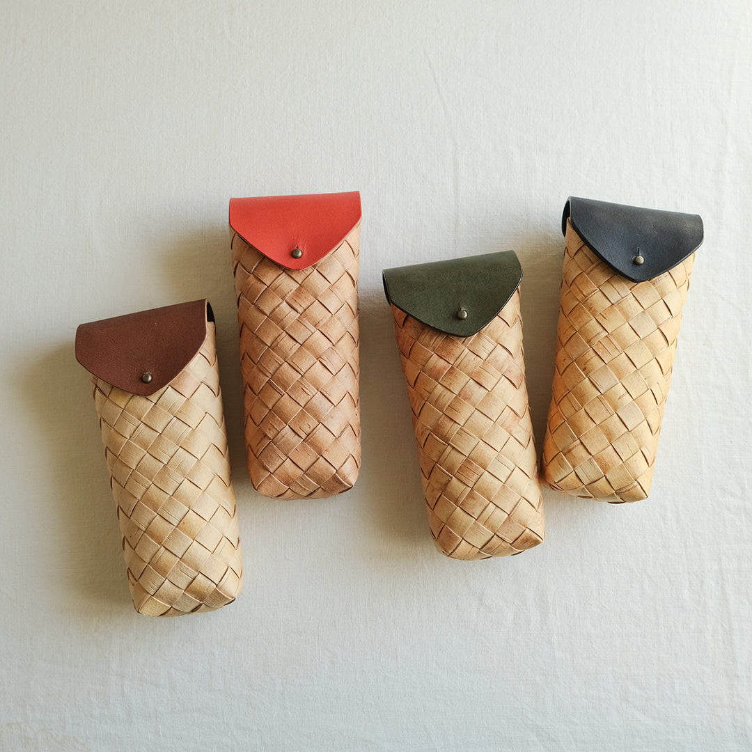 愛され続ける定番品。持ち運ぶのにちょうどよいケース – Envelope
