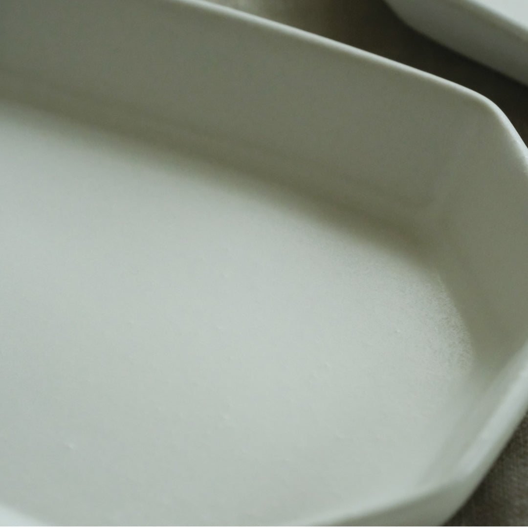 釉薬の濃淡や、ピンホールが味わい深い