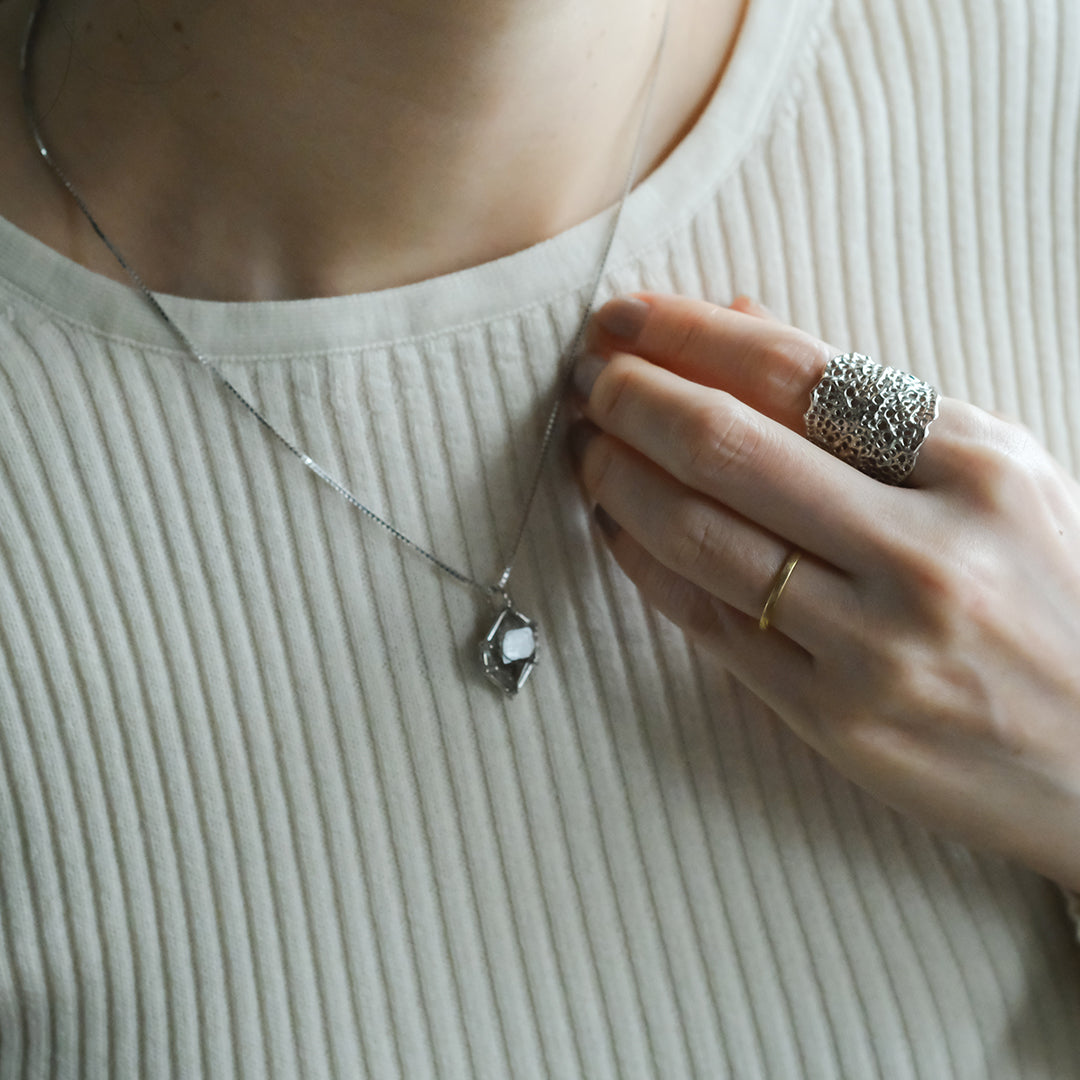 ［装身具LCF］原石水晶の首飾り