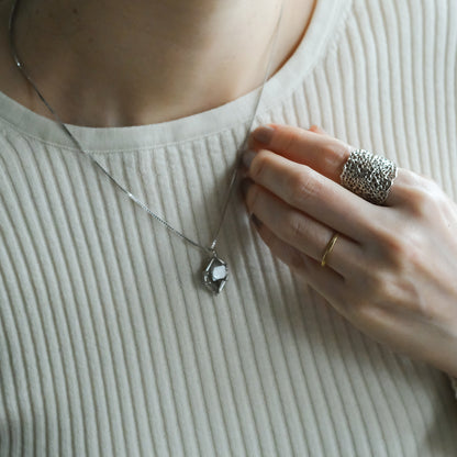 ［装身具LCF］原石水晶の首飾り