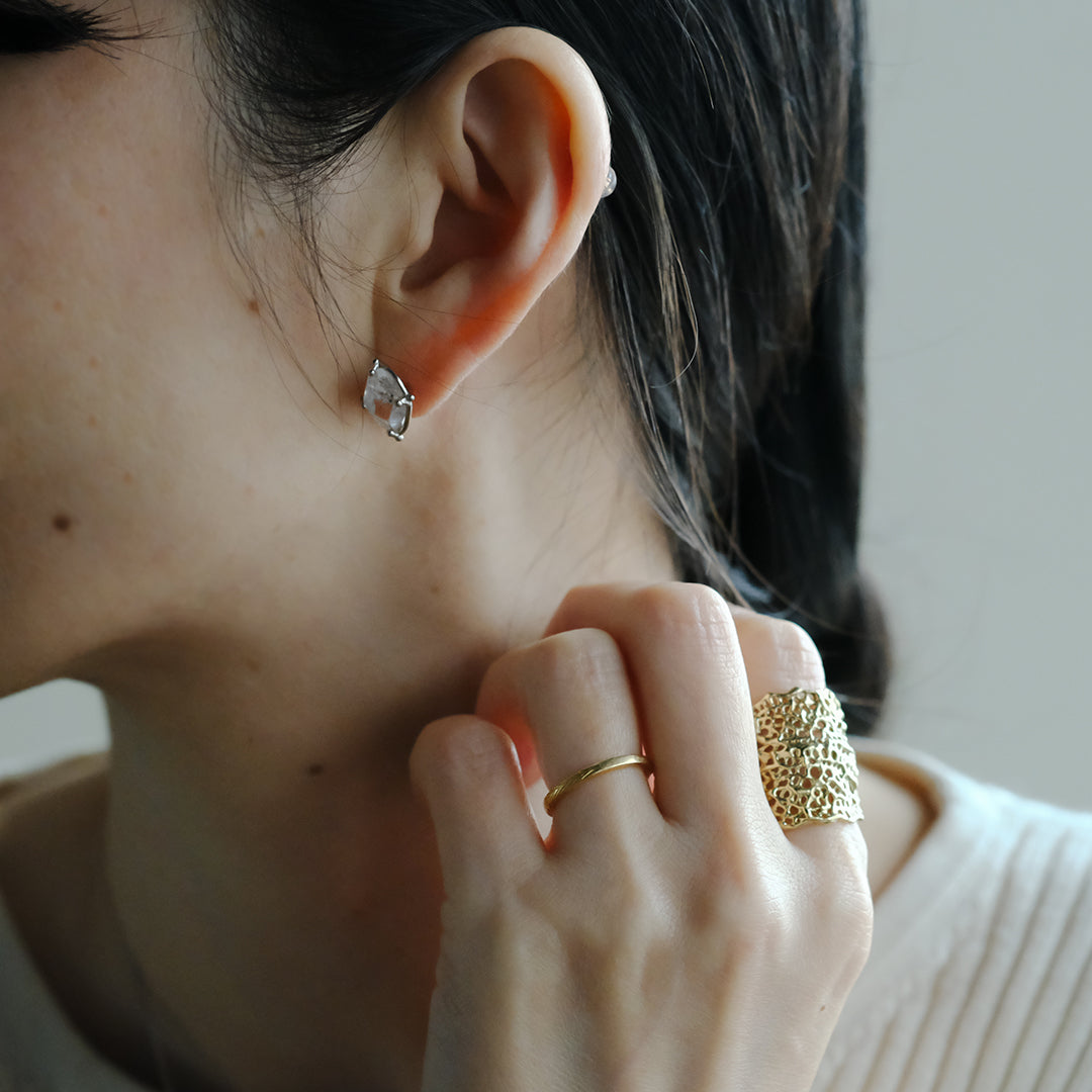 ［装身具LCF］原石水晶のピアス（直付け）