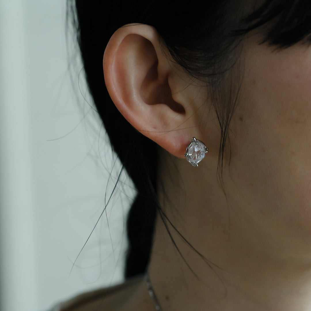 ［装身具LCF］原石水晶のピアス（直付け）