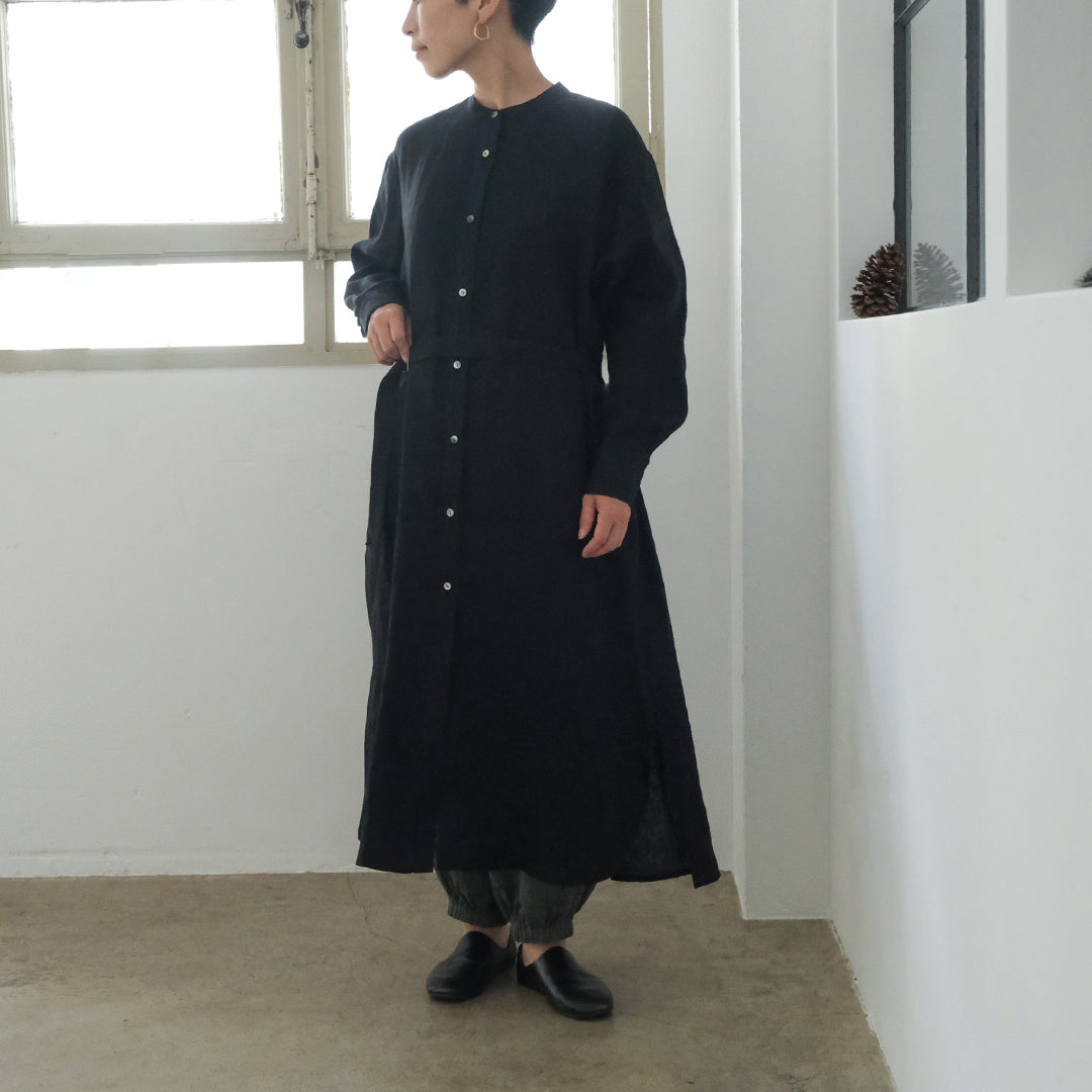 ［SALUÉ］バンドカラー長袖シャツドレス／ミッドウェイトリネン