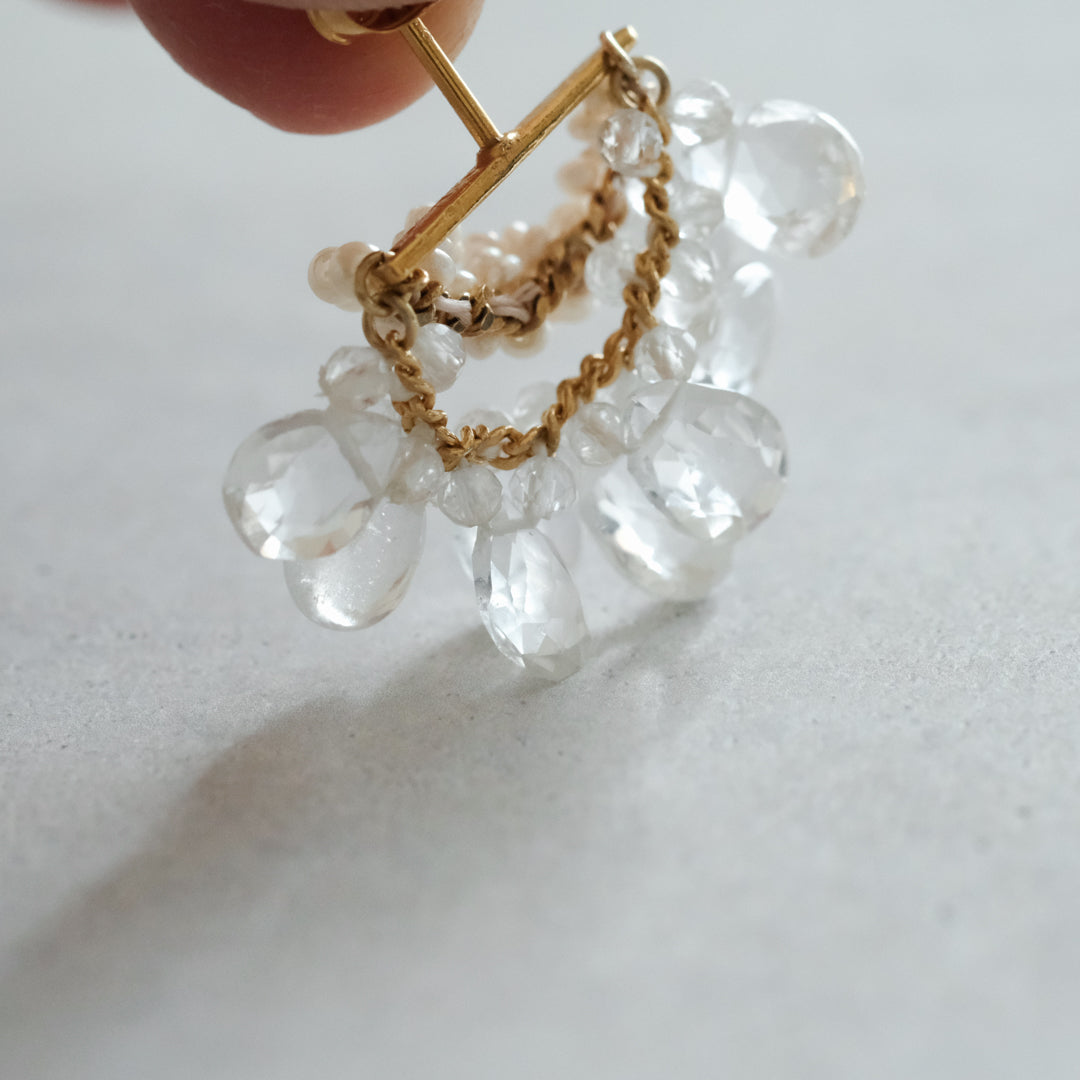 光をまとって揺れる、パールを主役にしたピアス – Envelope
