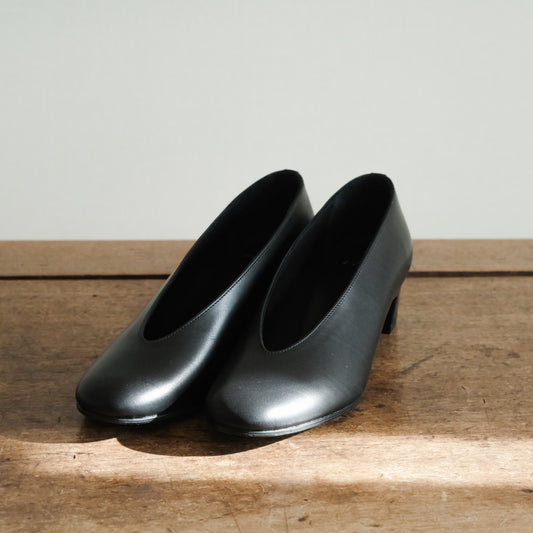 【受注商品】［AUTTAA］ Soft low cut pumps black
