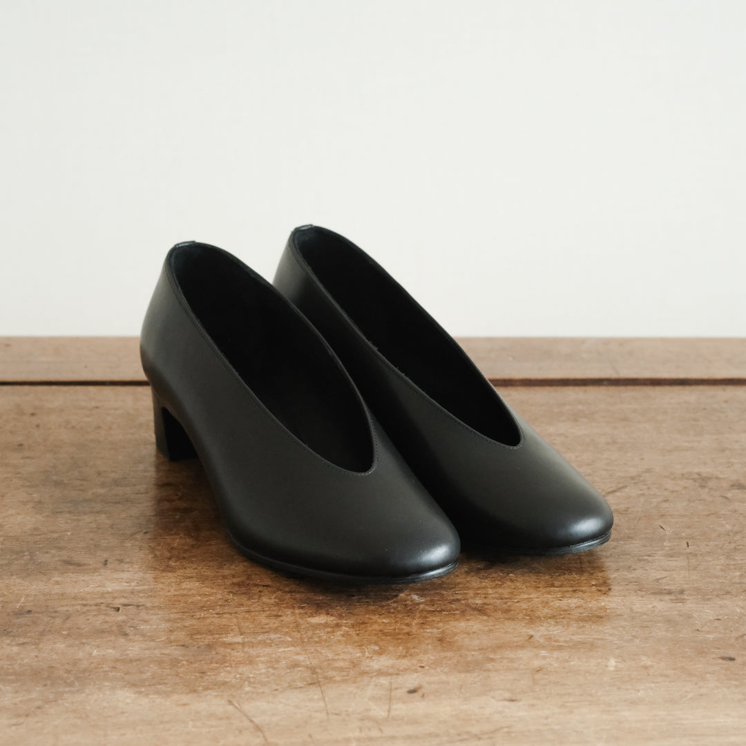 【受注商品】［AUTTAA］ Soft low cut pumps black