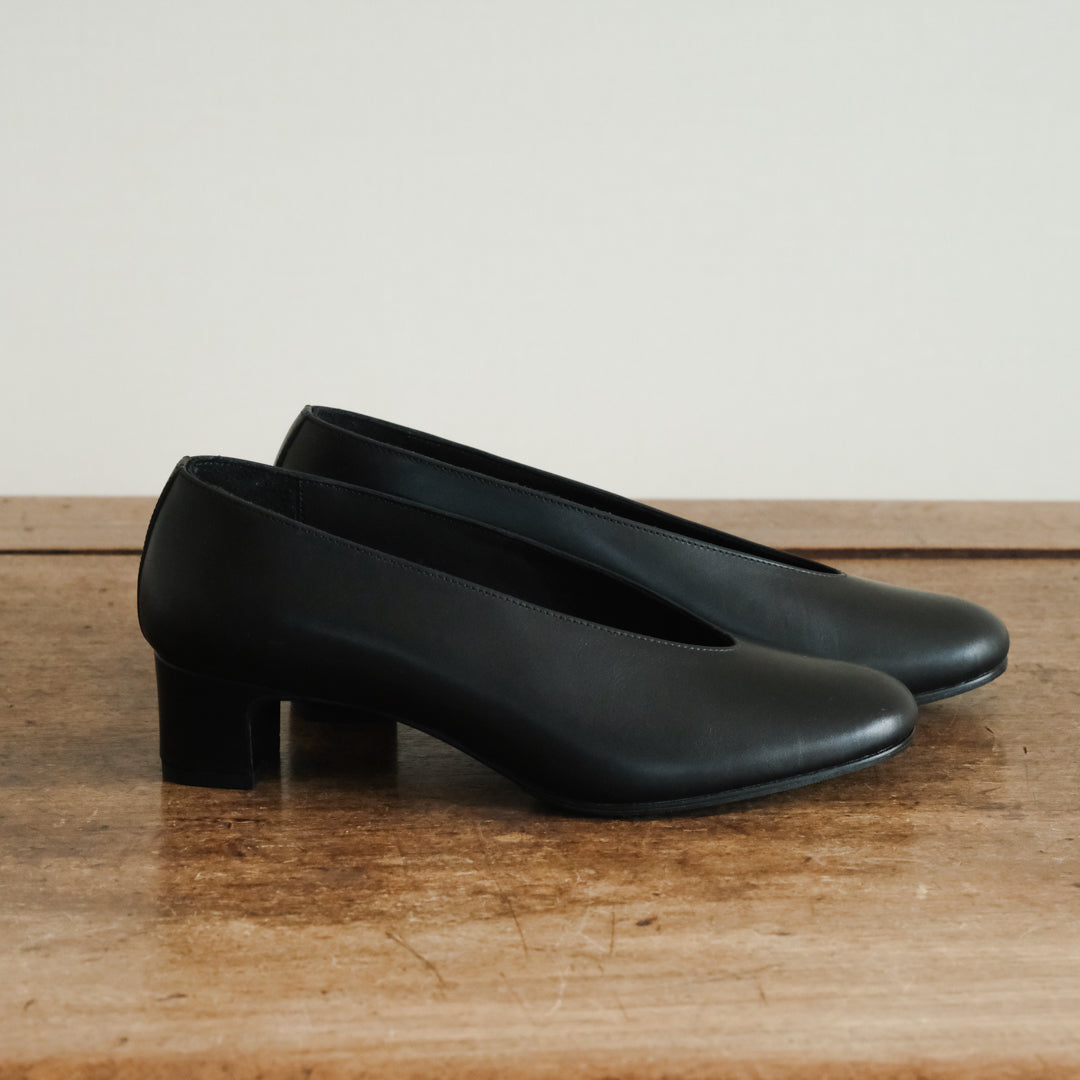 【受注商品】［AUTTAA］ Soft low cut pumps black