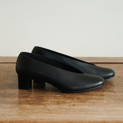 【受注商品】［AUTTAA］ Soft low cut pumps black