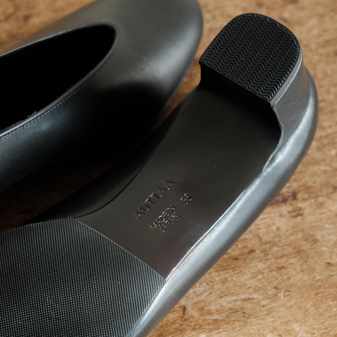 【受注商品】［AUTTAA］ Soft low cut pumps black