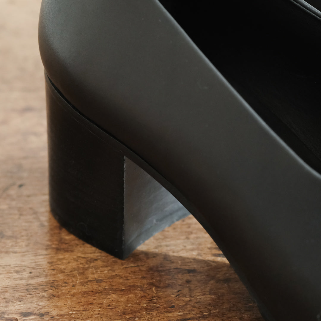 AUTTAA／【予約商品】ヒールパンプス black　