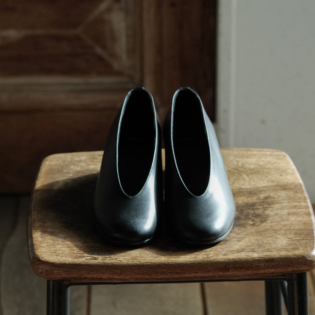 【受注商品】［AUTTAA］ Soft low cut pumps black