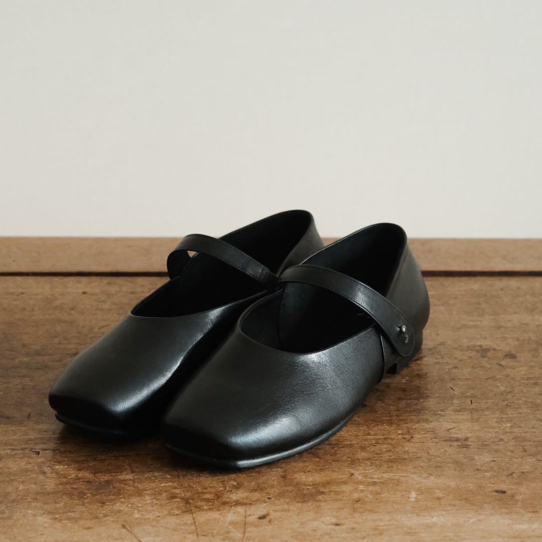 AUTTAA／Ankle strap pumps black