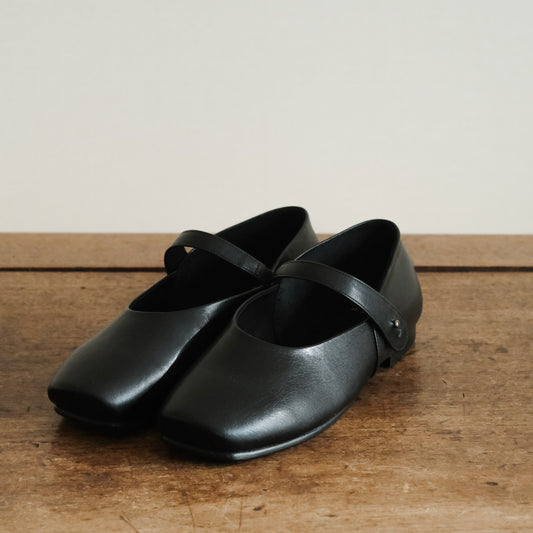 【受注商品】［AUTTAA］Ankle strap pumps black