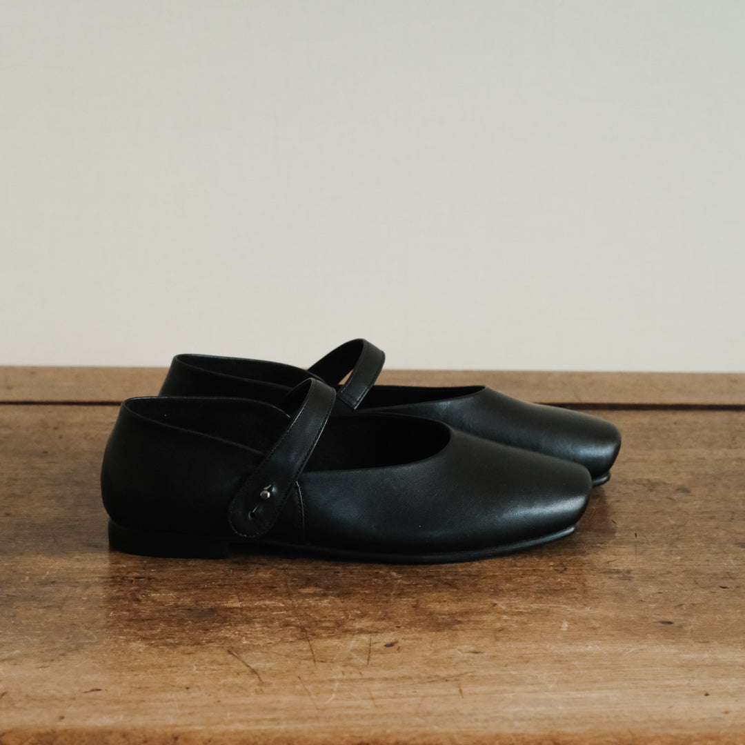 AUTTAA／Ankle strap pumps black