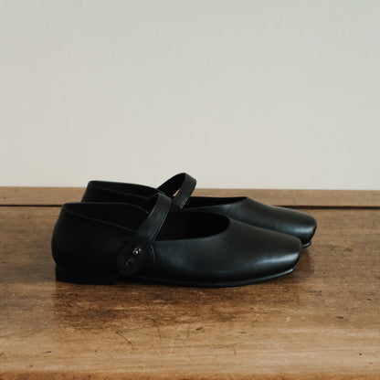 AUTTAA／Ankle strap pumps black
