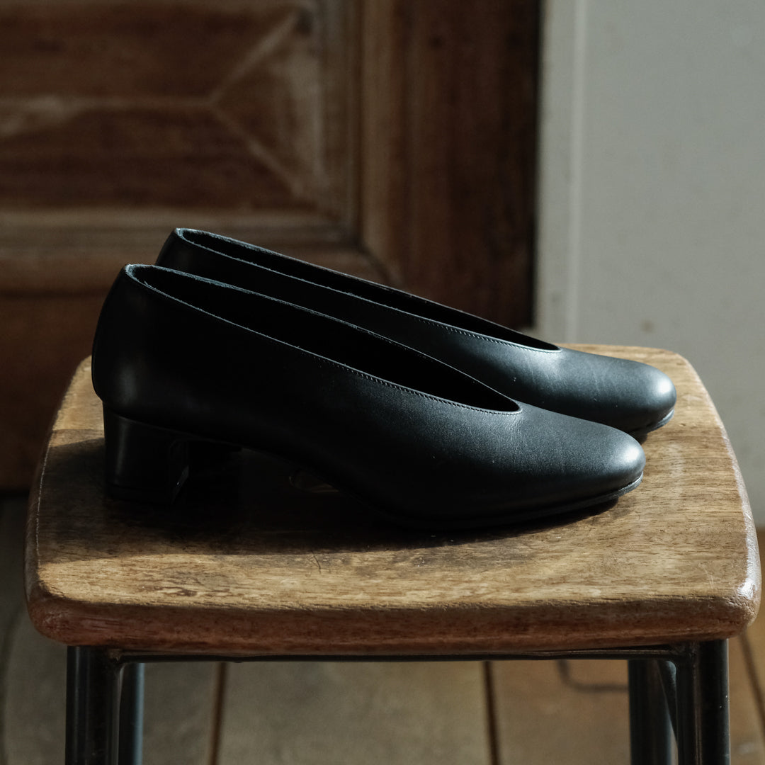 【受注商品】［AUTTAA］ Soft low cut pumps black