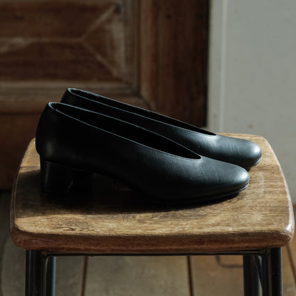【受注商品】［AUTTAA］ Soft low cut pumps black