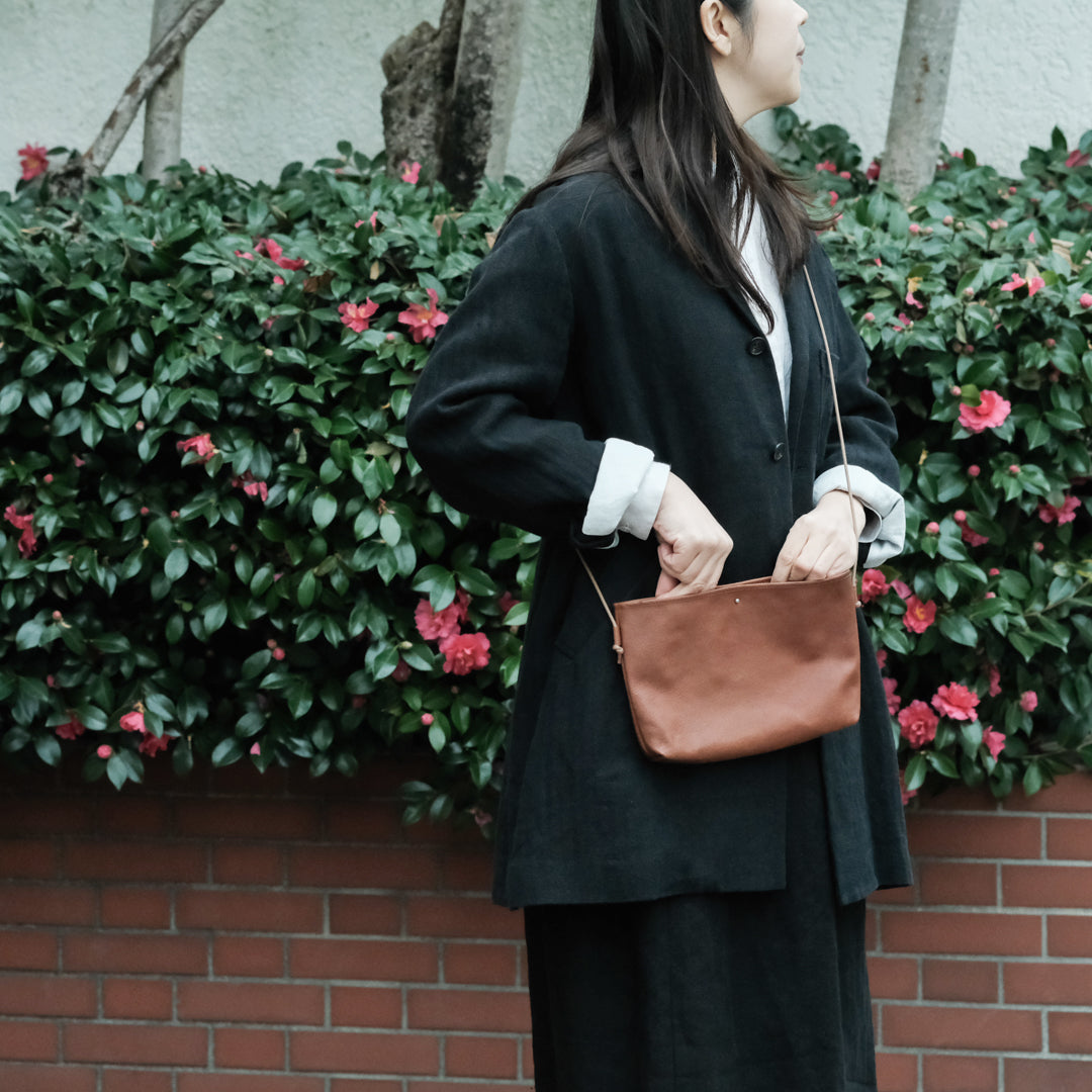 お出かけ軽やか、天然皮革サコッシュ – Envelope - エンベロープ