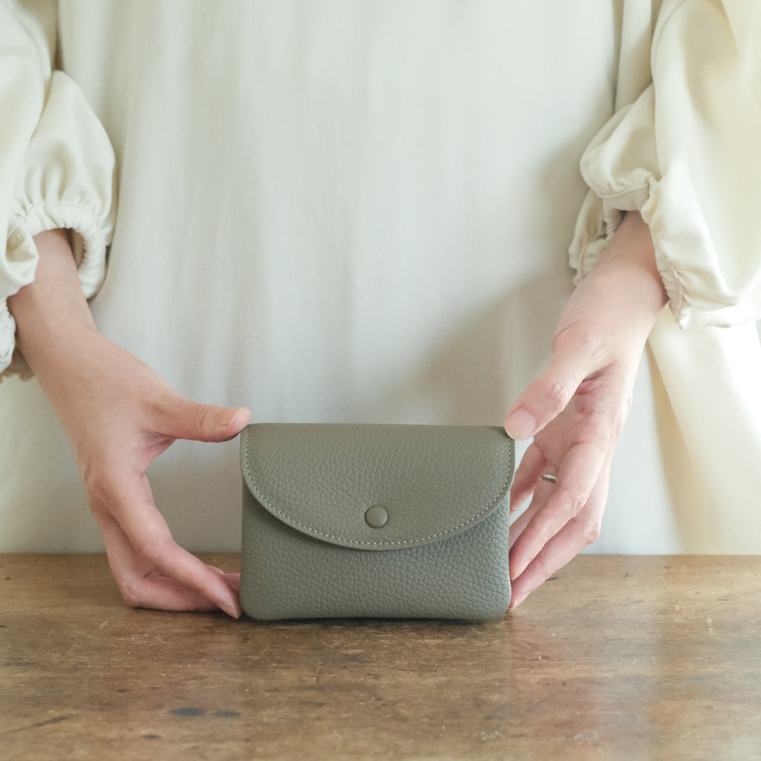 【受注商品】［STUDIO LA CAUSE］内縫いフラップ財布（M）WA071B M EM