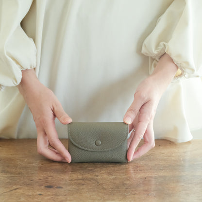 【受注商品】［STUDIO LA CAUSE］ 内縫いフラップマルチパースCA 019w EM
