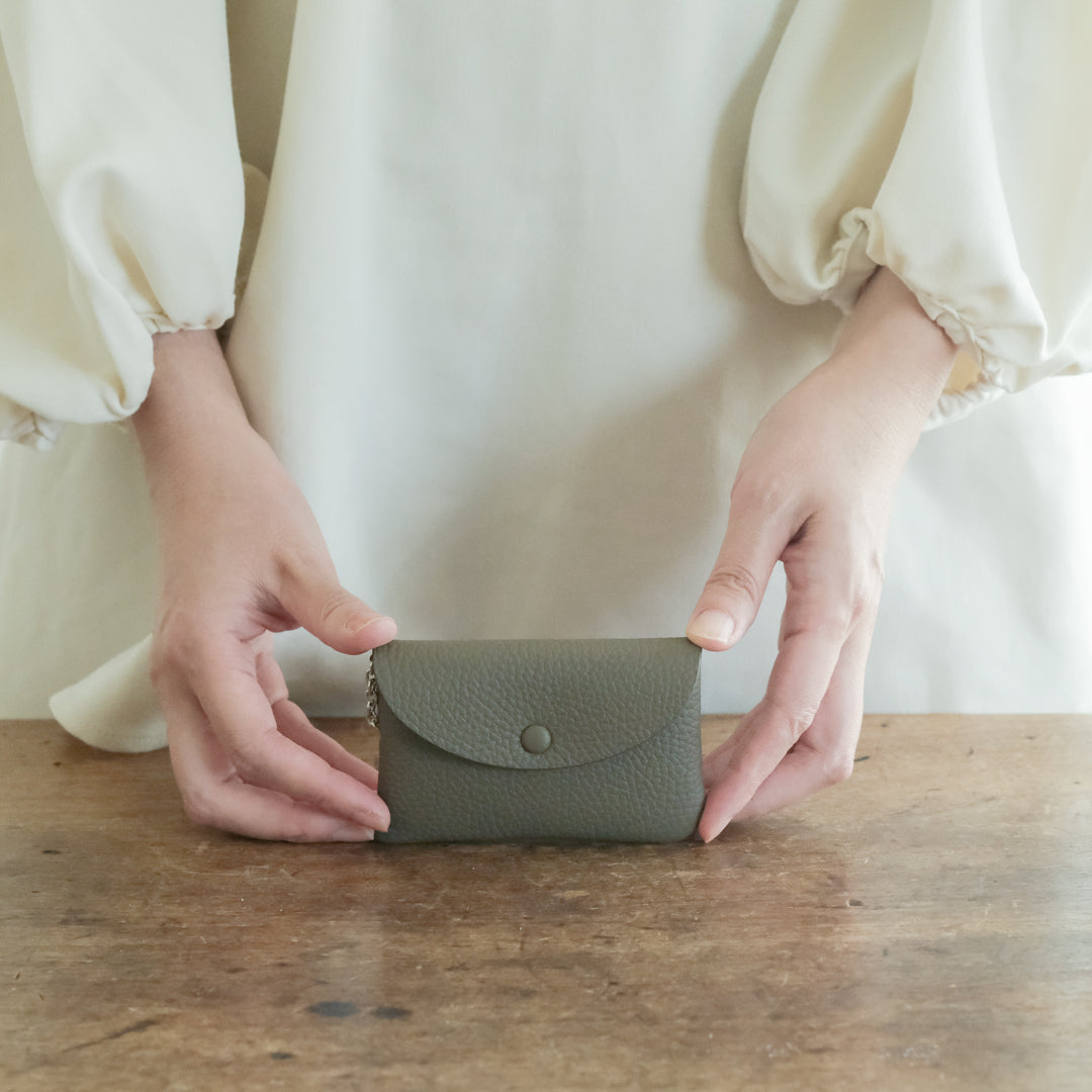 【受注商品】［STUDIO LA CAUSE］内縫いフラップキーケースKEY032 EM