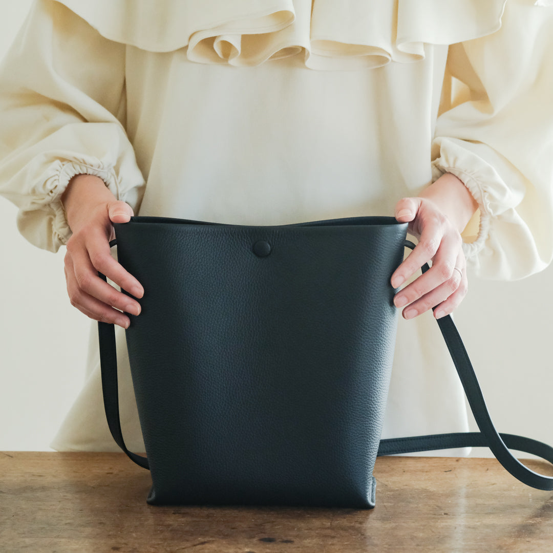 【受注商品】［STUDIO LA CAUSE］包みホックショルダーBG129 EM