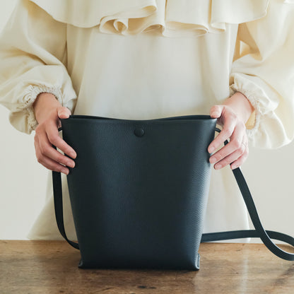 【受注商品】［STUDIO LA CAUSE］包みホックショルダーBG129 EM
