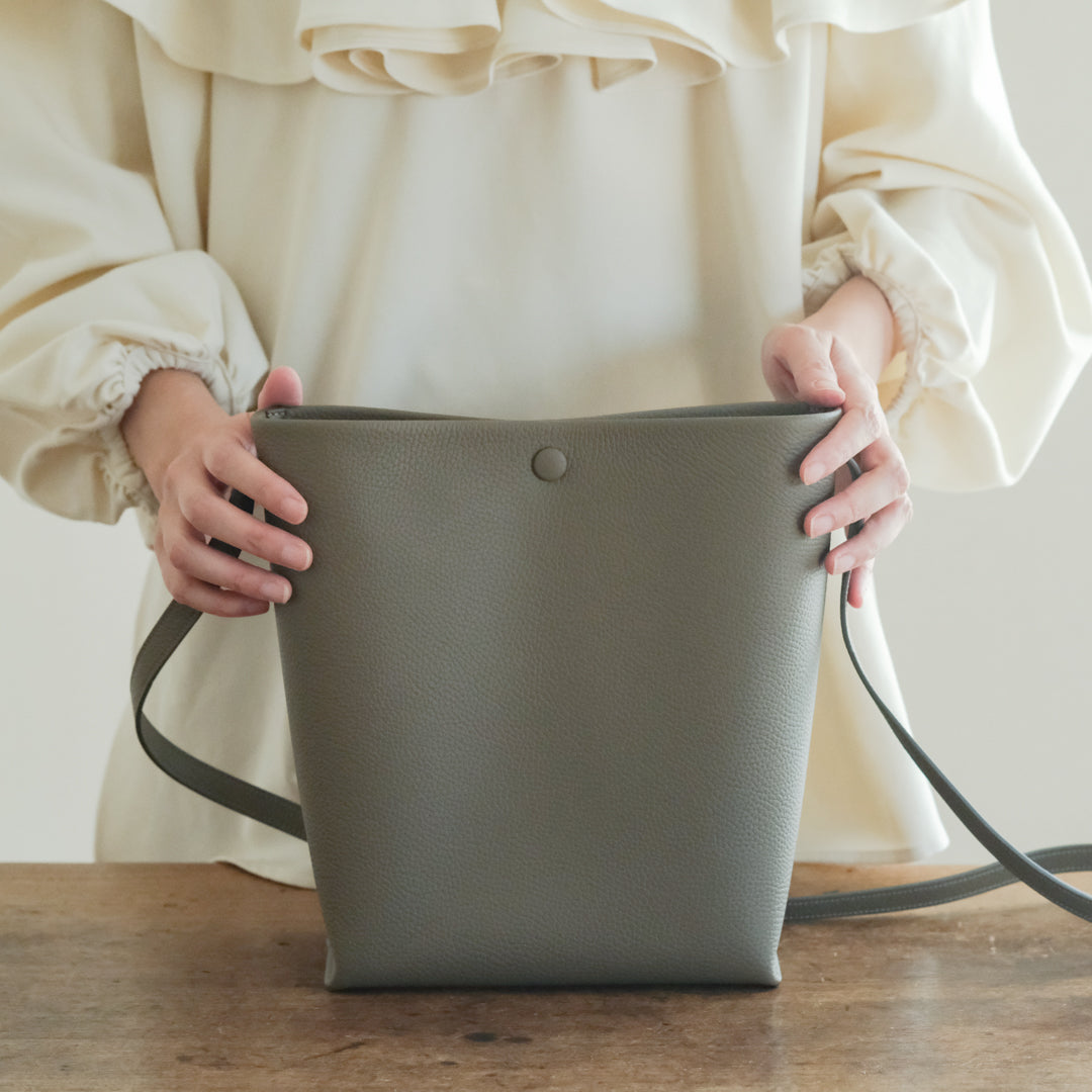 【受注商品】［STUDIO LA CAUSE］包みホックショルダーBG129 EM