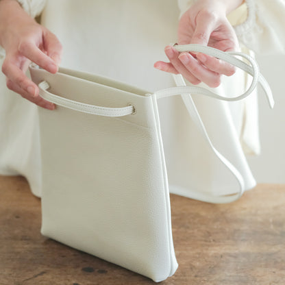 【受注商品】［STUDIO LA CAUSE］タテ型サコッシュBG127 EM