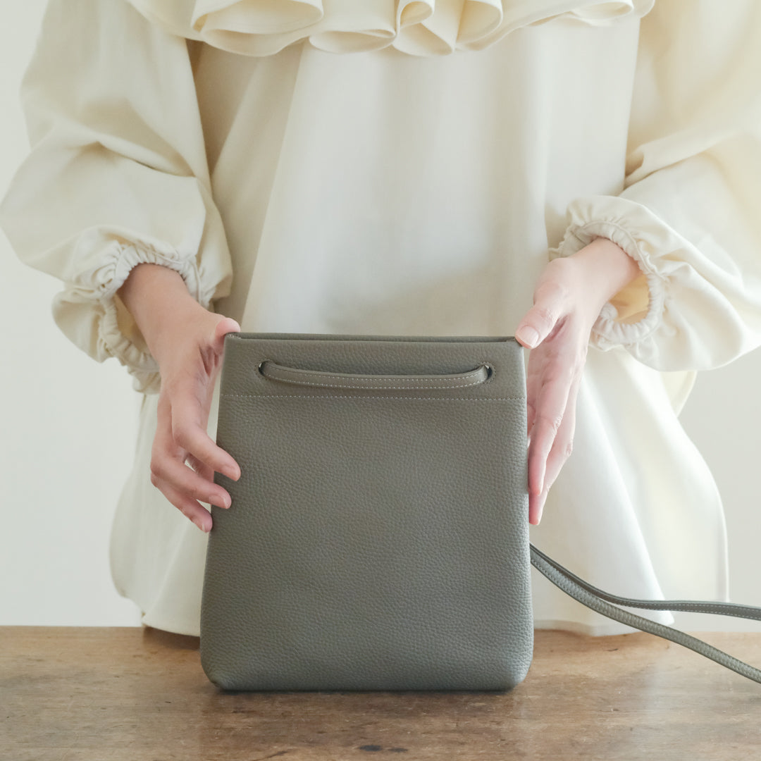 【受注商品】［STUDIO LA CAUSE］タテ型サコッシュBG127 EM