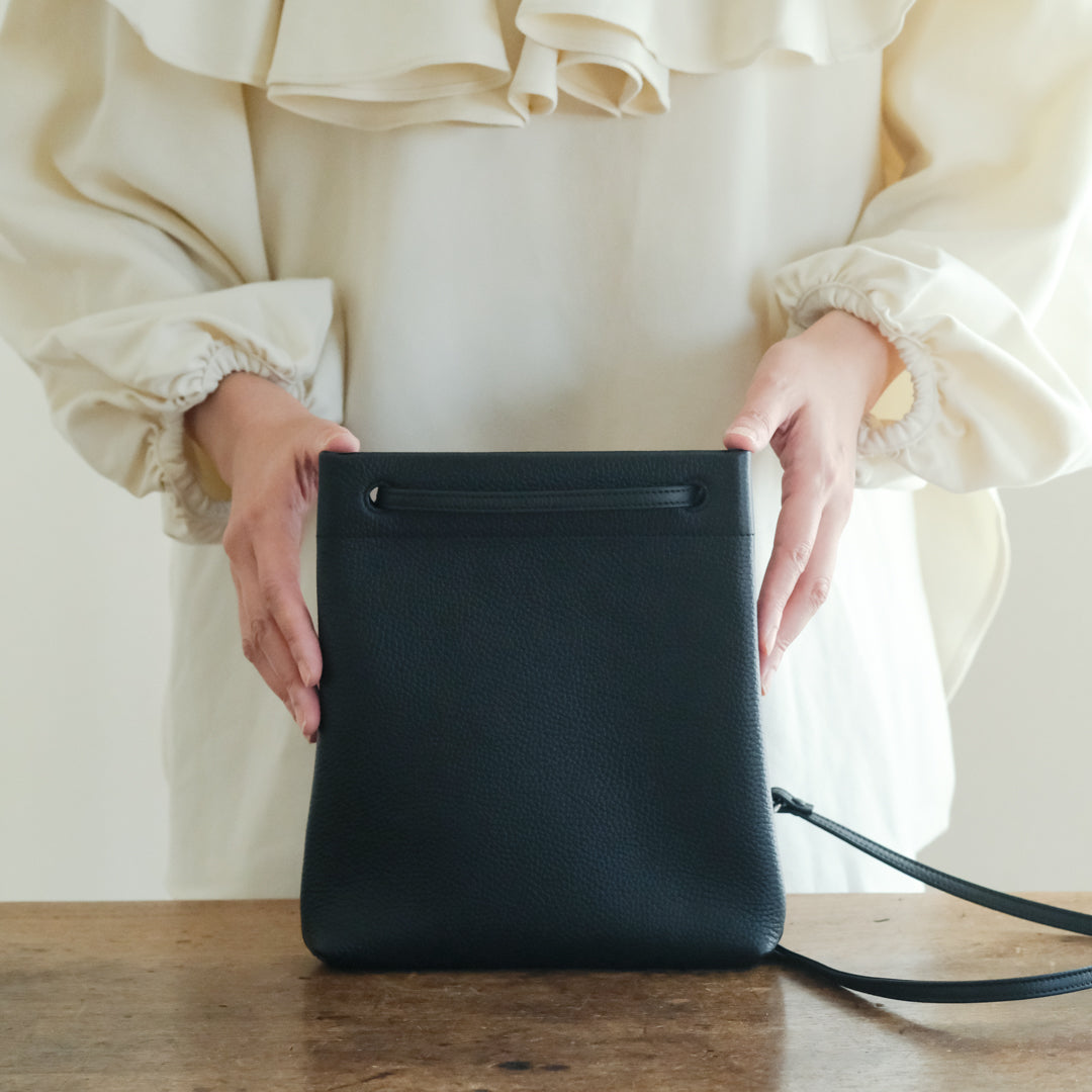 【受注商品】［STUDIO LA CAUSE］タテ型サコッシュBG127 EM
