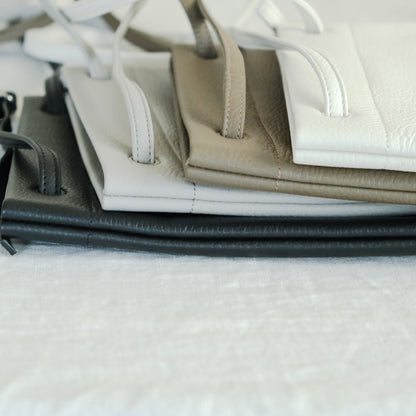 【受注商品】［STUDIO LA CAUSE］タテ型サコッシュBG127 EM