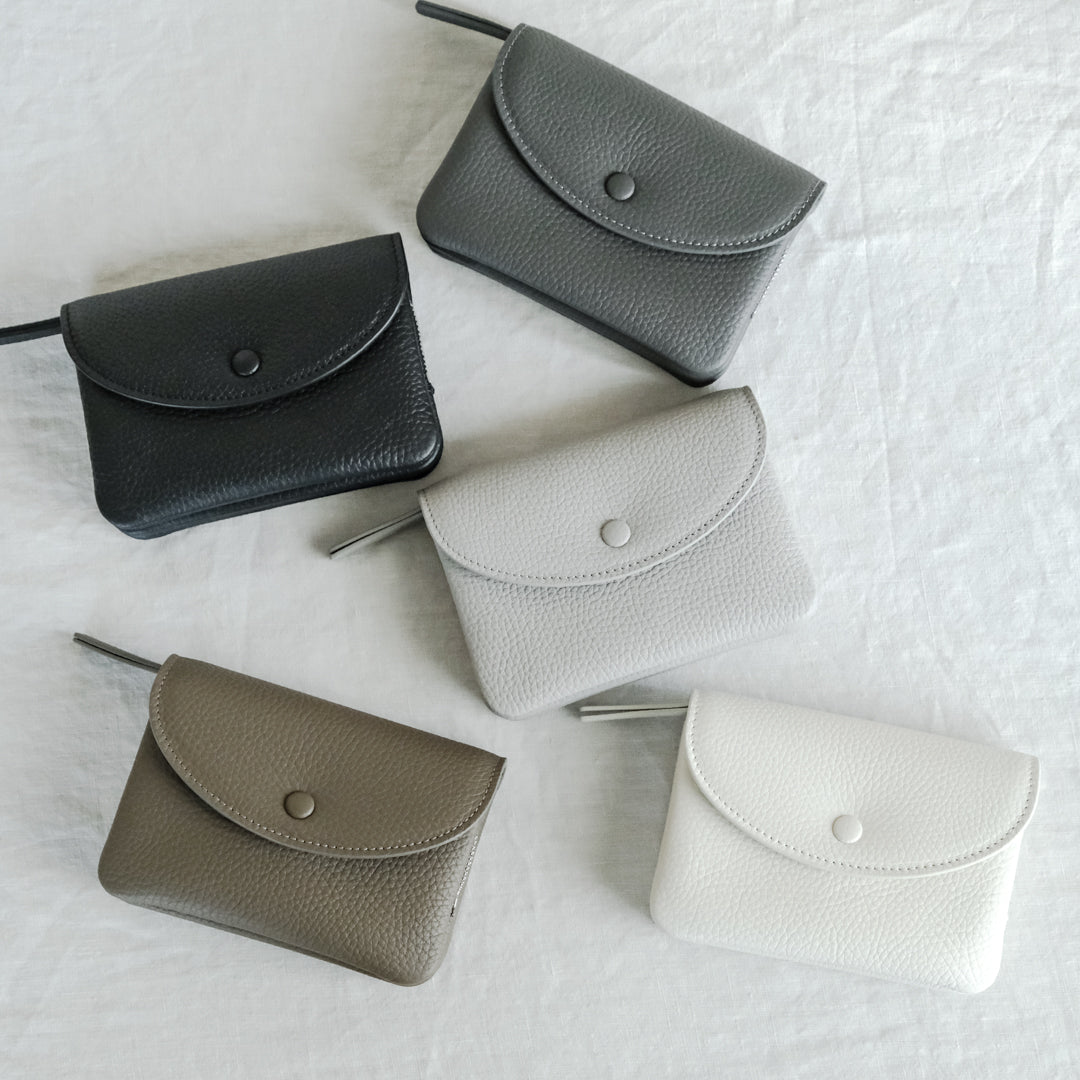 【受注商品】［STUDIO LA CAUSE］内縫いフラップ財布（M）WA071B M EM