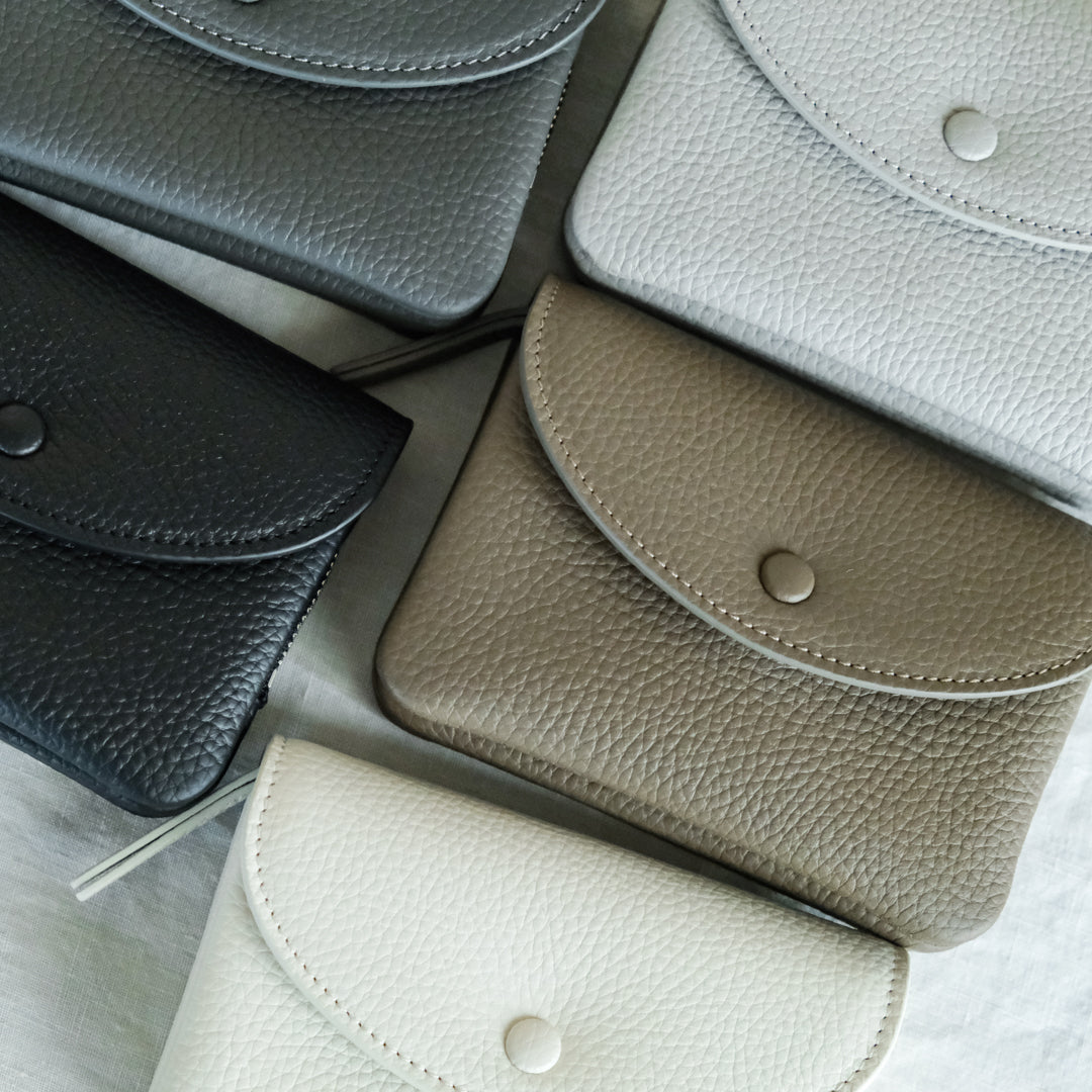 【受注商品】［STUDIO LA CAUSE］内縫いフラップ財布（M）WA071B M EM