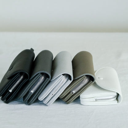 【受注商品】［STUDIO LA CAUSE］内縫いフラップ財布（M）WA071B M EM