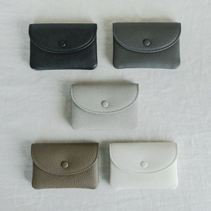 【受注商品】［STUDIO LA CAUSE］ 内縫いフラップマルチパースCA 019w EM