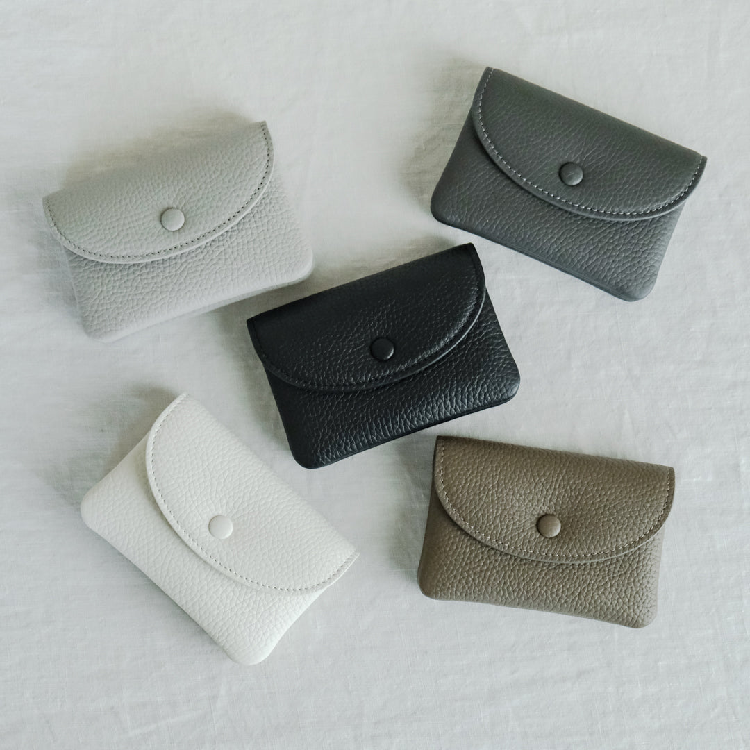 【受注商品】［STUDIO LA CAUSE］ 内縫いフラップマルチパースCA 019w EM