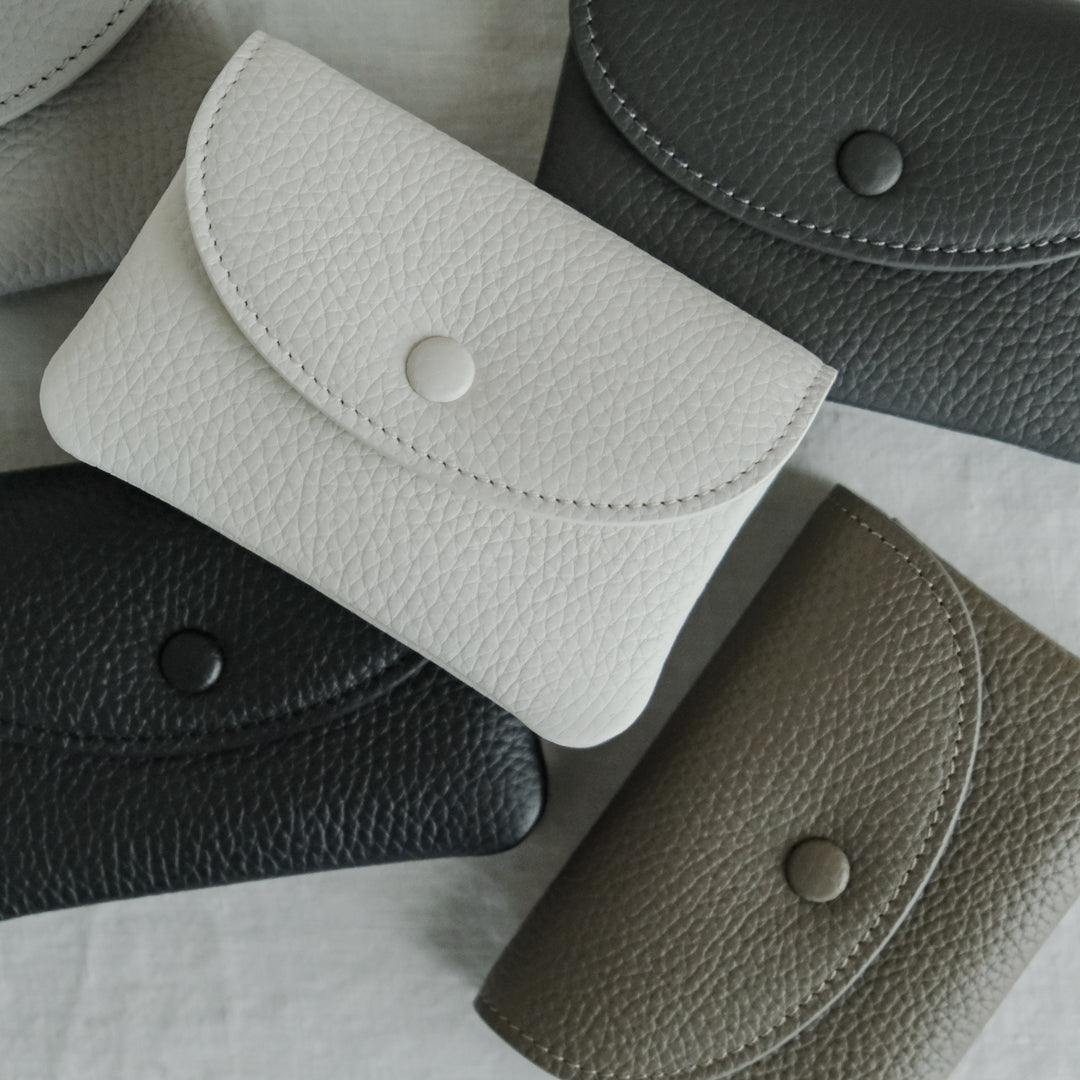 【受注商品】［STUDIO LA CAUSE］ 内縫いフラップマルチパースCA 019w EM