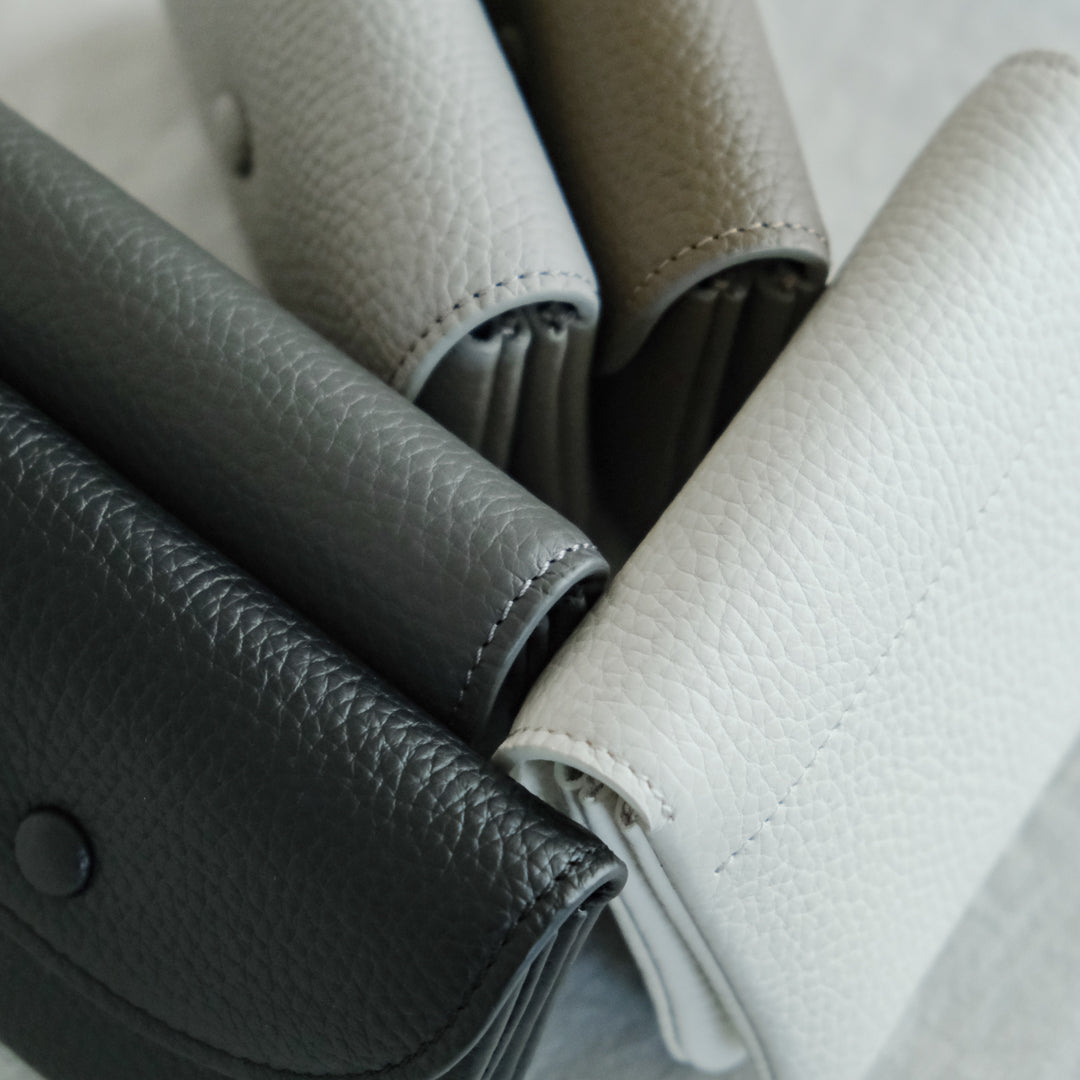 【受注商品】［STUDIO LA CAUSE］ 内縫いフラップマルチパースCA 019w EM