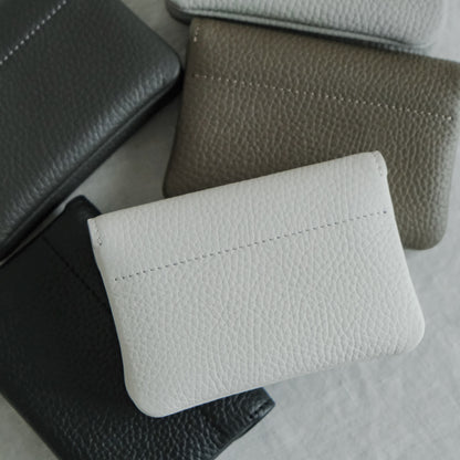 【受注商品】［STUDIO LA CAUSE］ 内縫いフラップマルチパースCA 019w EM