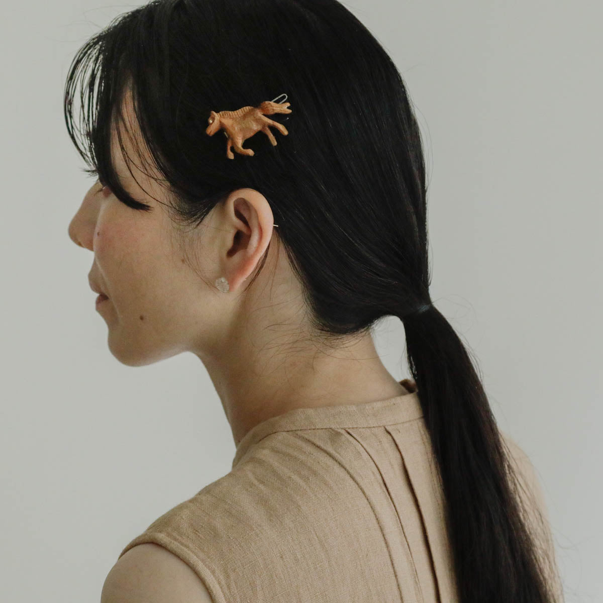 躍動感のある馬の様子が目を引くバレッタ