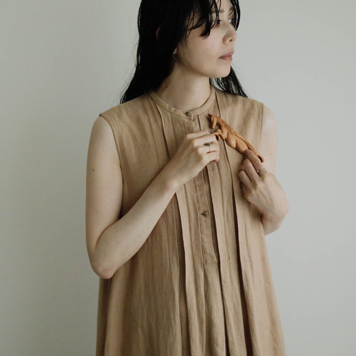 ブローチとしても自然に服に馴染みます