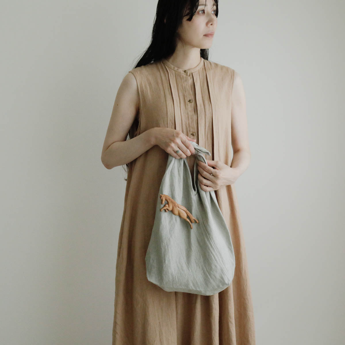 シンプルなバッグのポイントにも◎