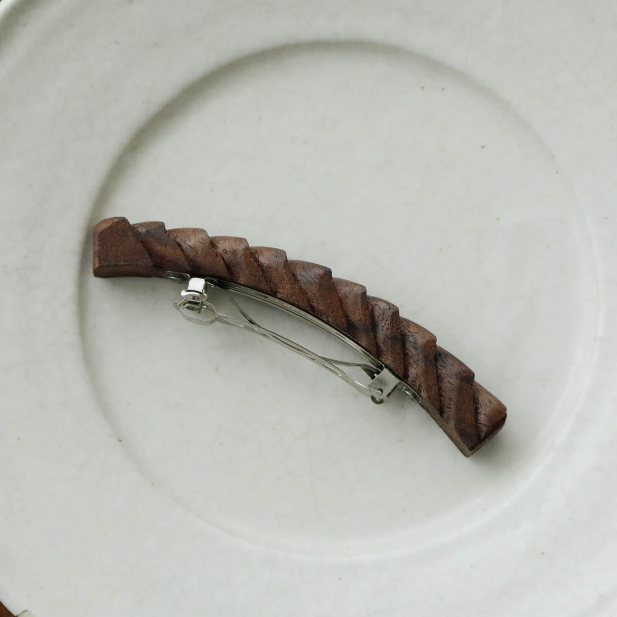 クッキーのような厚みがキュート。留め具部分は約7cm