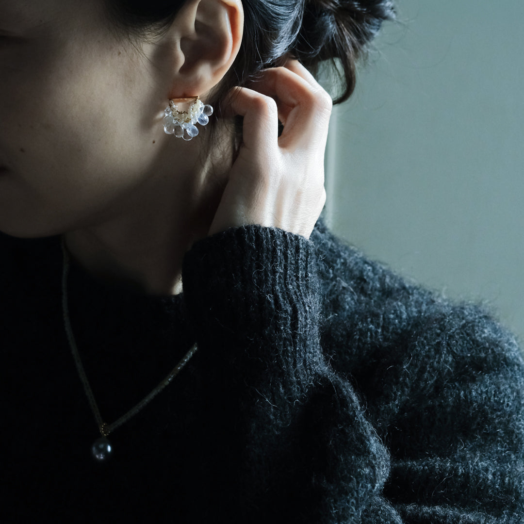 光をまとって揺れる、パールを主役にしたピアス – Envelope