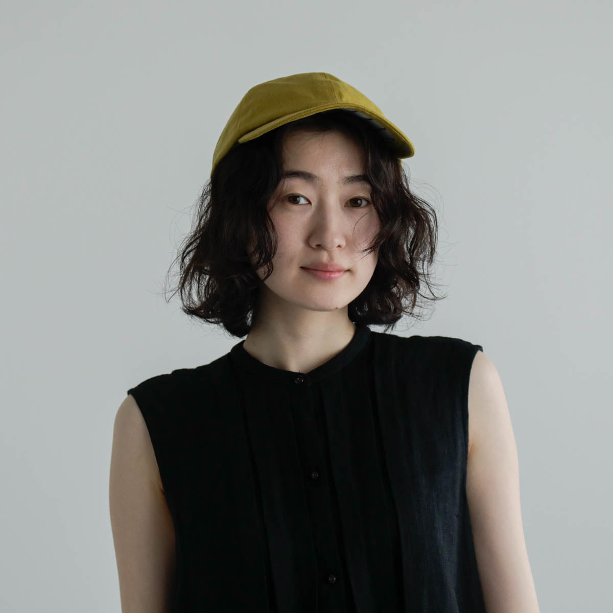 正面からのラウンドが女性的。柔和な印象をつくるキャップ – Envelope