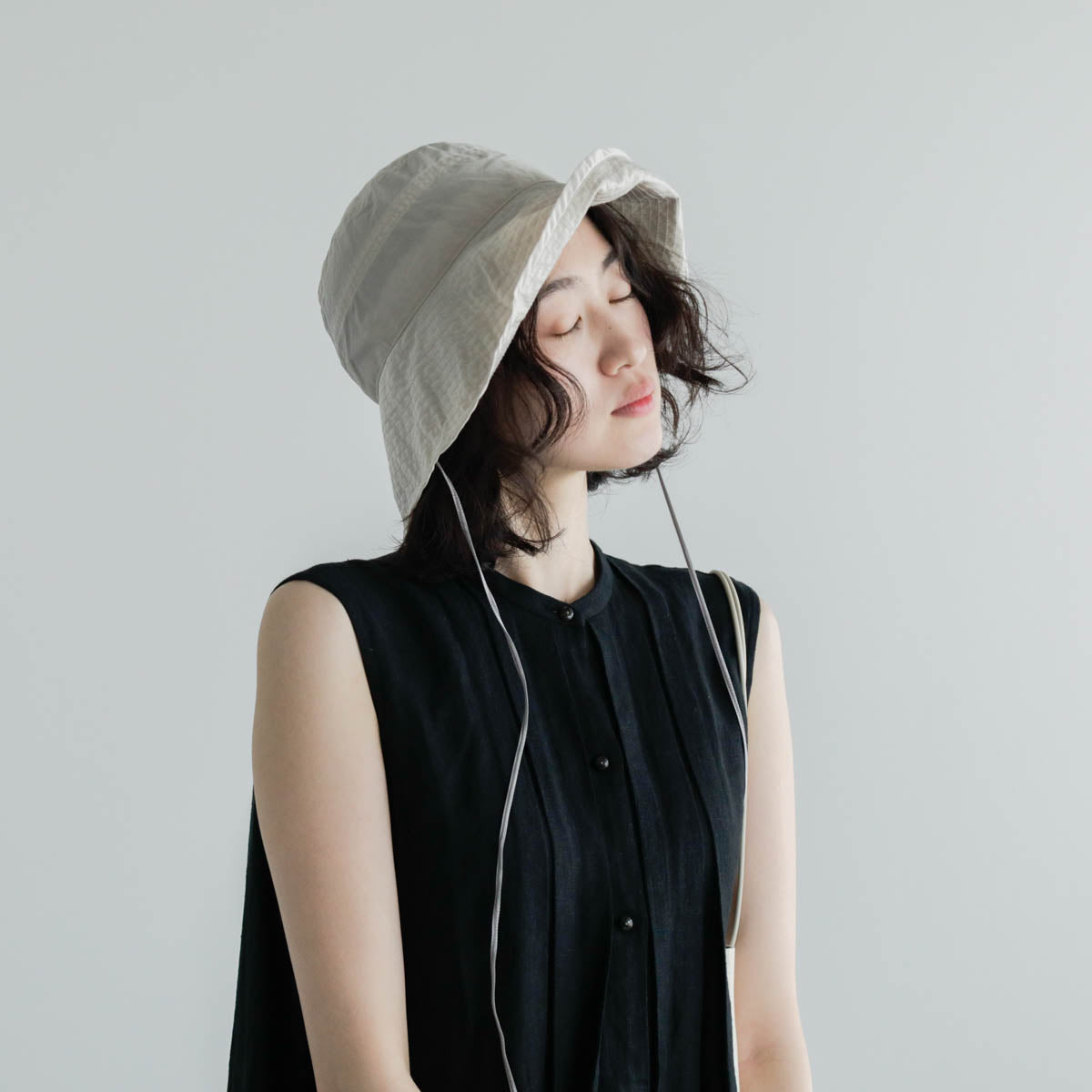 正面からのラウンドが女性的。柔和な印象をつくるキャップ – Envelope